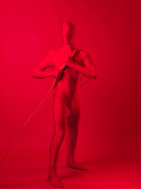 Kızıl adam bir şeyi iple sürüklüyor, emek ve anksiyete kavramı..