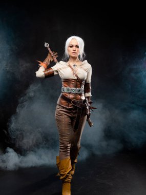 Karanlık bir geçmişi olan genç bir savaşçı. Fantezi kadın kahraman