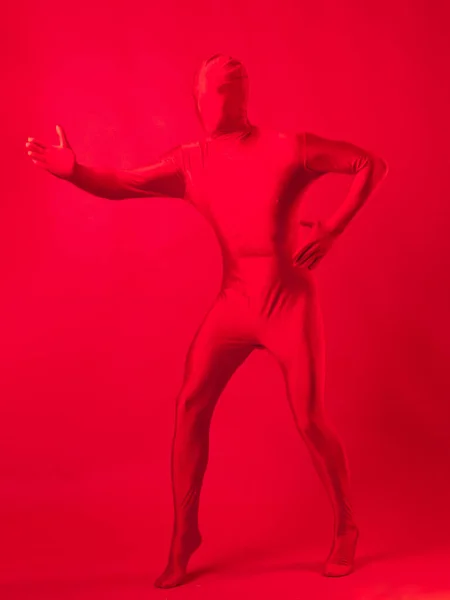 Personagem engraçado em um collant vermelho corre para a frente. O homem de vermelho — Fotografia de Stock