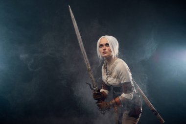 Karanlık bir geçmişi olan genç bir savaşçı. Fantezi kadın kahraman
