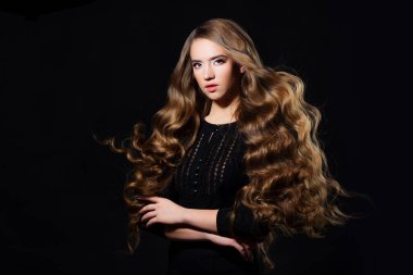 Lüks altın bukleler, güzel saçlı güzel bir kadının portresi.,