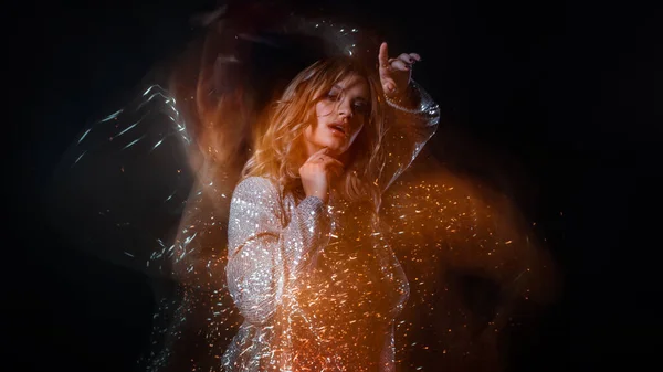 Hermosa joven con un vestido brillante bailando en un club nocturno, —  Fotos de Stock