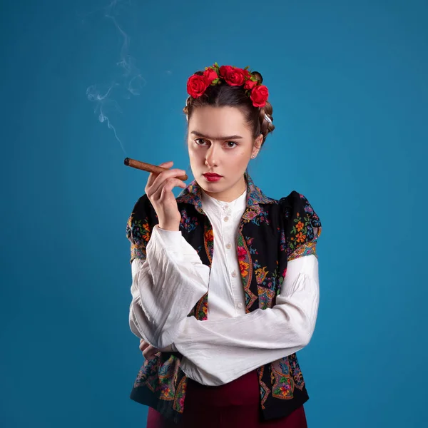 Junge Frau auf dem Bild der mexikanischen Künstlerin Frida mit roten Rosen im Haar. — Stockfoto