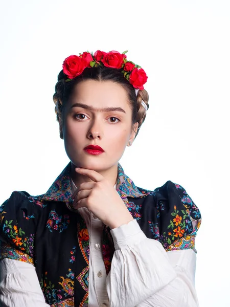Joven en la imagen de la artista mexicana Frida con rosas rojas en el pelo. —  Fotos de Stock