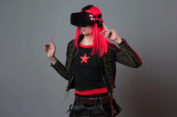 Stylový mladý hráč v helmě virtuální reality, hraje v simulacích, — Stock fotografie