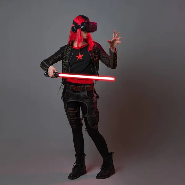 Oyunlar ve sanal gerçeklik, genç kızıl saçlı bir kadın bir video kask portresi kullanıyor. — Stok fotoğraf