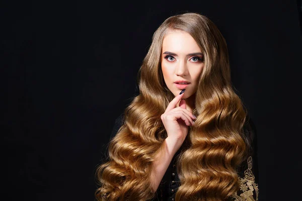 Eine attraktive Blondine mit Hollywood-Wellen-Styling, — Stockfoto