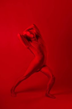 Kırmızı takım elbiseli, kırmızı arka planda çığlık atan bir adam..