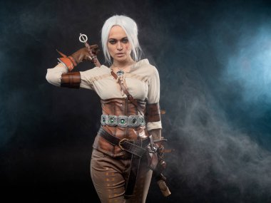 Karanlık bir geçmişi olan genç bir savaşçı. Fantezi kadın kahraman