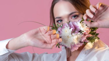 Modaya uygun yüz maskesi, taze ve canlı, çiçek kokulu..