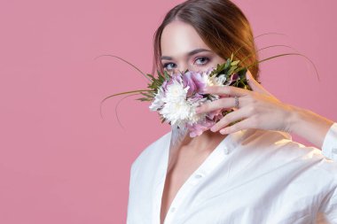 Modaya uygun yüz maskesi, taze ve canlı, çiçek kokulu..