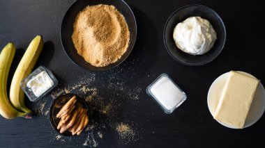 Evde, mutfakta Banoffi keki pişirmek, pasta tarifi..