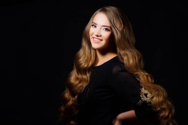 Hollywood dalgası tarzı olan çekici bir sarışın.,