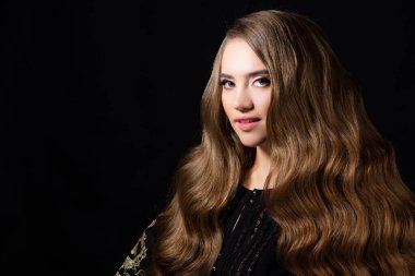 Lüks altın bukleler, güzel saçlı güzel bir kadının portresi.,