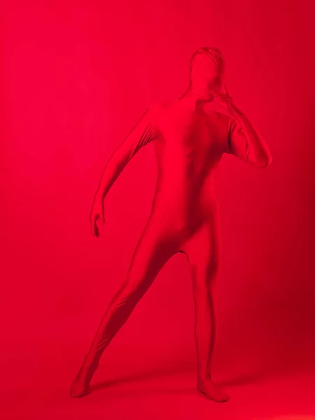 Loco hombre rojo sobre un fondo rojo. figura en un maillot que cubre todo el cuerpo — Foto de Stock