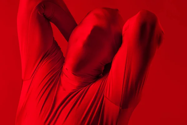 Fou hurlant homme rouge sur un fond rouge. figure dans un justaucorps — Photo