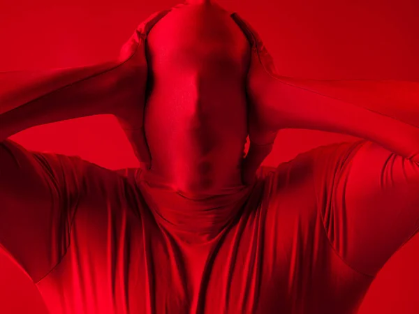 Szalony krzyczący czerwony człowiek na czerwonym tle. postać w trykocie — Zdjęcie stockowe