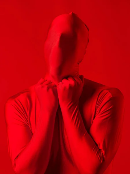 Fou homme rouge sur un fond rouge. figure dans un justaucorps couvrant tout le corps — Photo