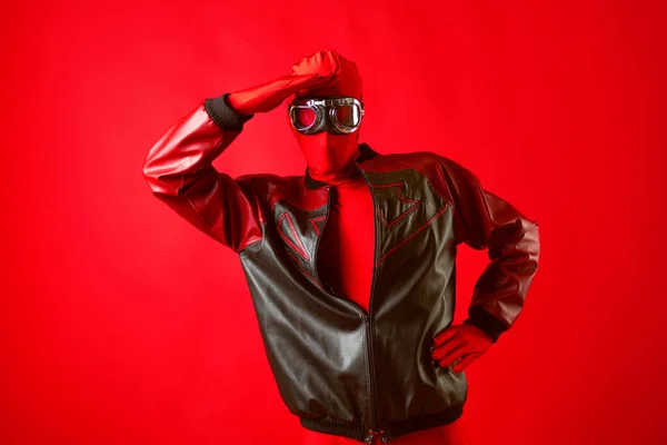 Un súper héroe divertido en un maillot rojo y gafas protectoras mira hacia el futuro —  Fotos de Stock