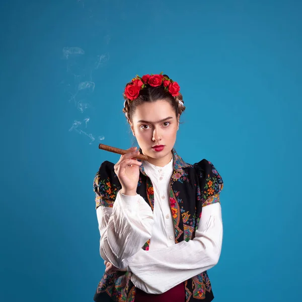 Young woman in the image of the Mexican artist Frida with red roses in her hair. — Stock Photo, Image