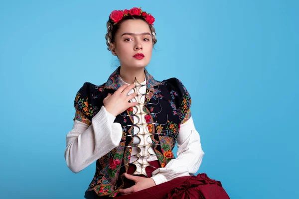 Ung kvinna i bilden av den mexikanska konstnären Frida — Stockfoto