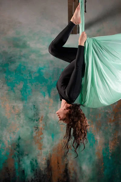 Aero yoga, una giovane donna che fa yoga o si estende su una sospensione, — Foto Stock