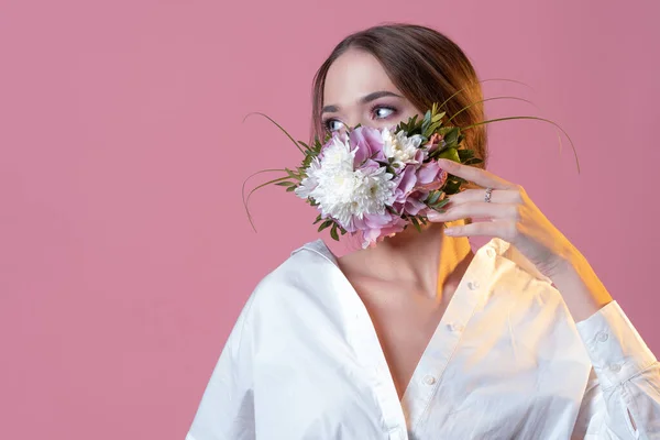 Máscara facial conceito elegante, fresco e animado, fragrância floral. — Fotografia de Stock