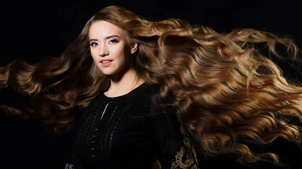 Bionda attraente con i capelli molto lunghi, capelli ondulati che volano nel vento, — Foto Stock