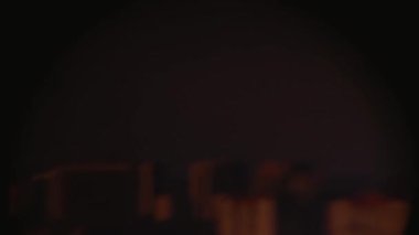 Dürbünle ya da uzak bir sokaktaki teleskopla bak,