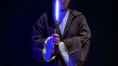 Parlak kılıçlı bir savaşçı, ışın kılıcını kullanan genç bir kadın.,