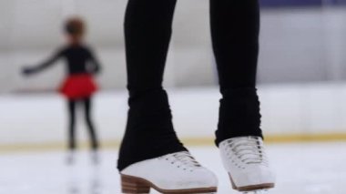 SAINT PETERSBURG, RUSSIA, 23 NİSAN 2021: Artistik patinaj, buz pateni eğitimi.