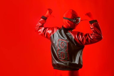 Kırmızı taytlı ve koruyucu gözlüklü komik bir süper kahraman.