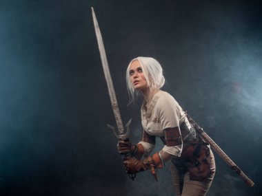 Karanlık bir geçmişi olan genç bir savaşçı. Fantezi kadın kahraman