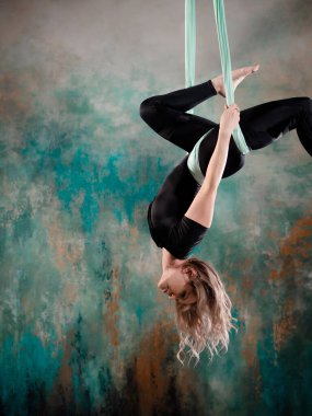 Havalı bezler üzerinde jimnastik, genç ve güzel bir bayan atlet.