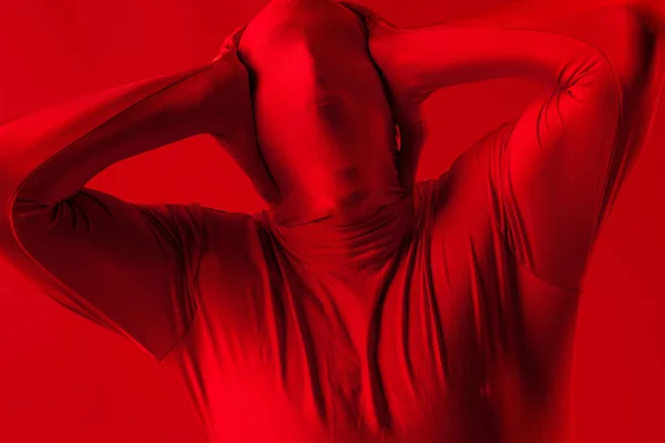 Loco gritando hombre rojo sobre un fondo rojo. figura en un maillot — Foto de Stock
