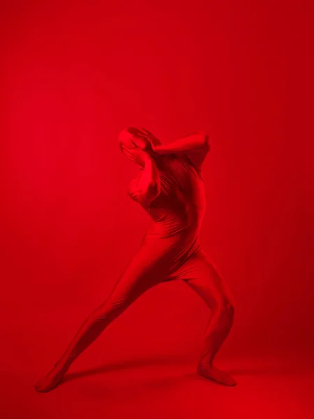 Pazzo uomo rosso su uno sfondo rosso. figura in body che copre tutto il corpo — Foto Stock