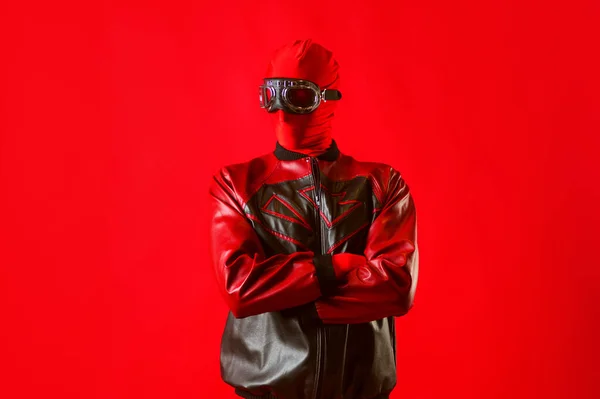 Un divertente super eroe in body rosso e occhiali protettivi — Foto Stock