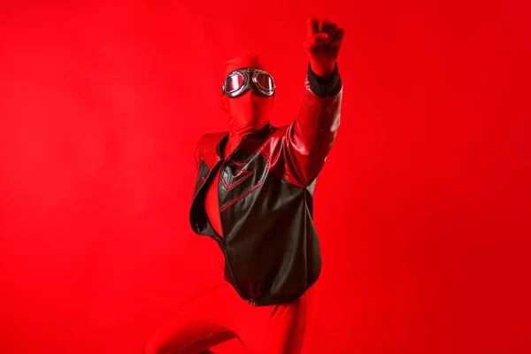 Kırmızı taytlı ve koruyucu gözlüklü komik bir süper kahraman öne doğru uçuyor.. — Stok fotoğraf