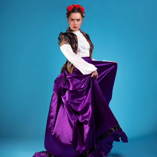 Egy fiatal nő etnikai ruhában, spanyol vagy mexikói stílusban, — Stock Fotó