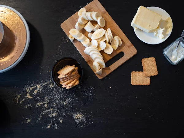 Ingredientes para un pastel de pan corto con plátano y caramelo, —  Fotos de Stock