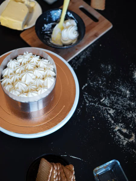 Banoffi-Kuchen, der Kochprozess. Kuchen ohne Backen auf Mürbeteig. — Stockfoto