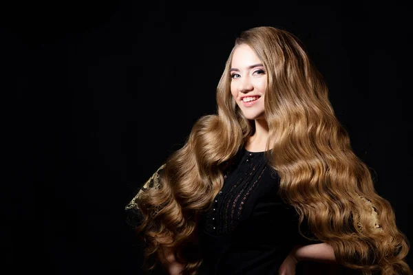 Luxuosos cachos dourados, retrato de uma jovem mulher bonita com cabelo bonito, — Fotografia de Stock