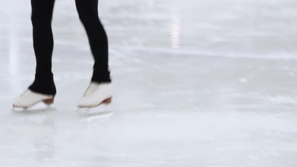 SAINT PETERSBURG, RUSSIE, 23 AVRIL 2021 : Patinage artistique, entraînement au patin à glace. — Video