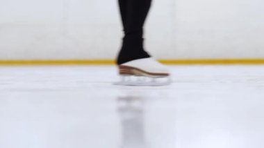 SAINT PETERSBURG, RUSSIA, 23 NİSAN 2021: Artistik patinaj, buz pateni eğitimi.