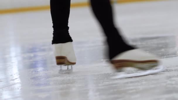 SAINT PETERSBURG, RÚSSIA, 23 de abril de 2021: Patinação artística, treinamento de patinação no gelo. — Vídeo de Stock