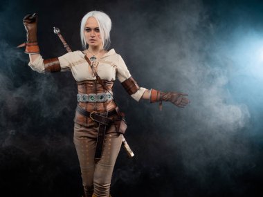 Karanlık bir geçmişi olan genç bir savaşçı. Fantezi kadın kahraman