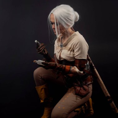 Karanlık bir geçmişi olan genç bir savaşçı. Fantezi kadın kahraman