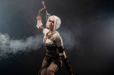 Karanlık bir geçmişi olan genç bir savaşçı. Fantezi kadın kahraman