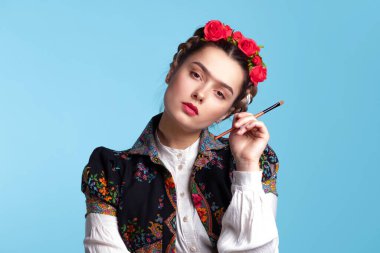 Kendini yarat, elinde fırça olan bir sanatçı, bir sanat konsepti.