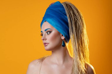 Sarışın, mavi sarıklı, mikro saçlı, tonik kaşlı.,